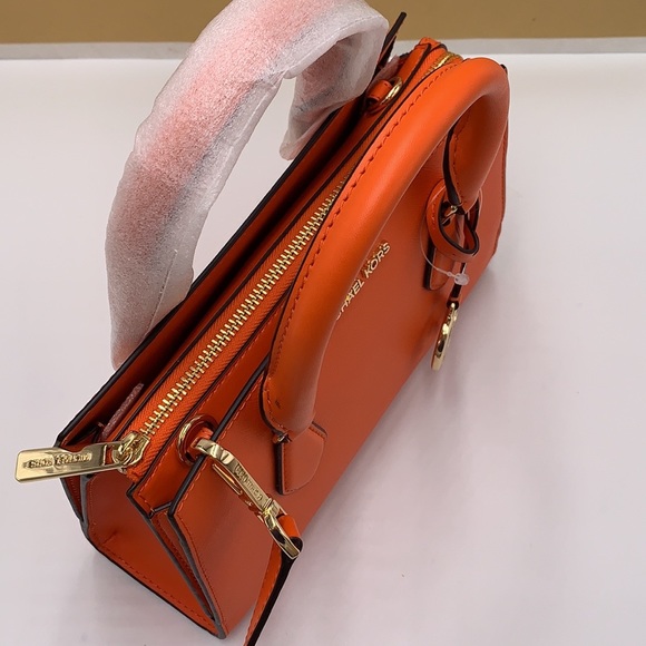 MICHAEL KORS SHEILA SMALL CENTER
ZIP SATCHEL/CROSSBODY POPPY
COLOR - Picture 11 of 16